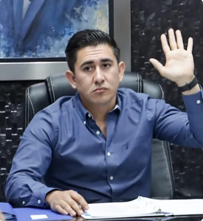 Diego Echevarria votando en el pleno